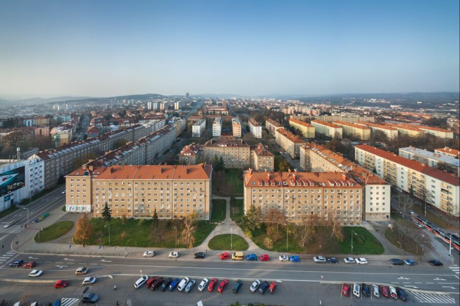 Soubor obytných domů Kounicova – Šumavská – Pod Kaštany, vpravo řádková zástavba tzv. dvouletky, pohled od jihovýchodu. Foto: Zdeněk Porcal, 2014